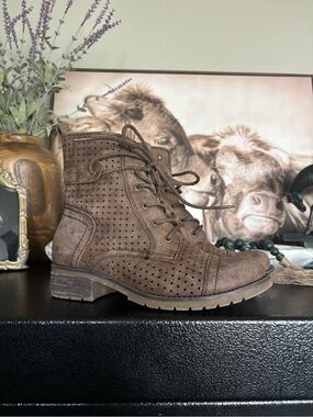 De Blossom Collection Brown Perforated Lace-Up Ankle Boots